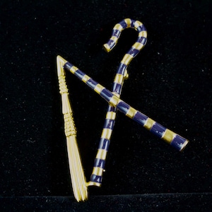 1976 Metropolitan Museum of Art Antiquities Riproduzione spilla egizia Crook and Flail