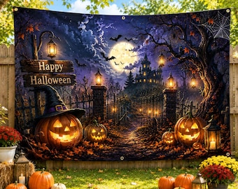 Puede incluir: Una gran pancarta rectangular de fondo para Halloween con una escena nocturna espeluznante, un castillo encantado, calabazas iluminadas, un sombrero de bruja y un letrero de madera que dice Happy Halloween, impresa en tela con ojales.