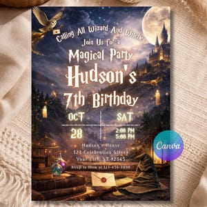 Può includere: Un invito a una festa di compleanno a tema fantasy con il testo "Calling All Wizard And Witches Join Us for a Magical Party Hudson's 7th Birthday". L'invito presenta un castello, un gufo e un cappello da mago.