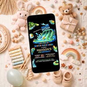 Op de afbeelding: Een smartphone toont een uitnodiging voor een verjaardagsfeestje met een waterglijbaan thema. De uitnodiging luidt "Backyard Water Slide Bash" en bevat de datum, tijd en locatie. De afbeelding is omgeven door speelgoed en decoraties, waaronder een teddybeer, een konijn en een regenboog.