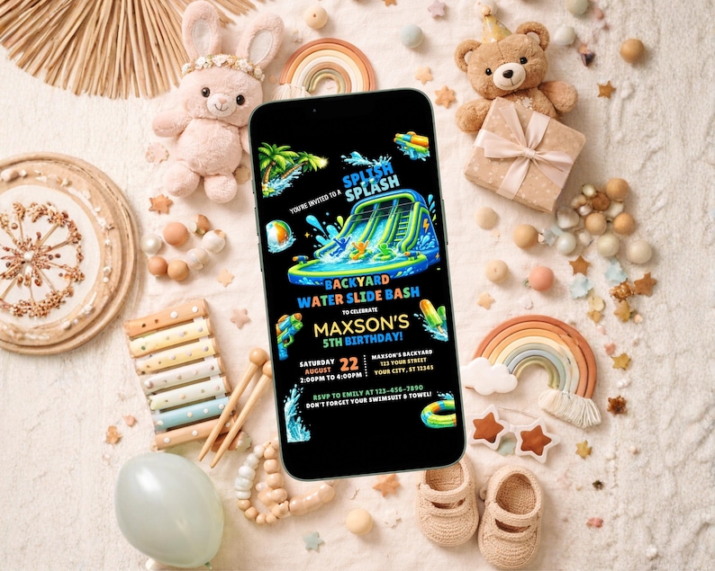 Op de afbeelding: Een smartphone toont een uitnodiging voor een verjaardagsfeestje met een waterglijbaan thema. De uitnodiging luidt "Backyard Water Slide Bash" en bevat de datum, tijd en locatie. De afbeelding is omgeven door speelgoed en decoraties, waaronder een teddybeer, een konijn en een regenboog.