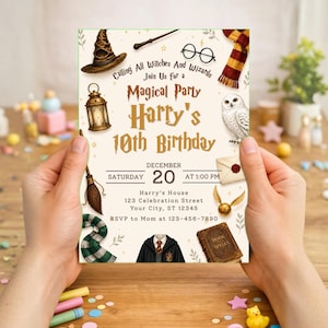 Może przedstawiać: Kremowe zaproszenie na magiczne przyjęcie, kt&oacute;re odbędzie się 20 grudnia o godzinie 13:00, z ilustracjami kapelusza czarodzieja, r&oacute;żdżki, sowy i innych magicznych element&oacute;w. Zaproszenie jest na 10. urodziny Harry'ego.