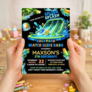 Op de afbeelding: Een zwarte uitnodigingskaart voor een waterslidefeest in de achtertuin. De kaart toont een kleurrijke illustratie van een waterglijbaan, waterpistolen en een strandbal. De tekst luidt "Maxsons 5e verjaardag!" en bevat evenementdetails.