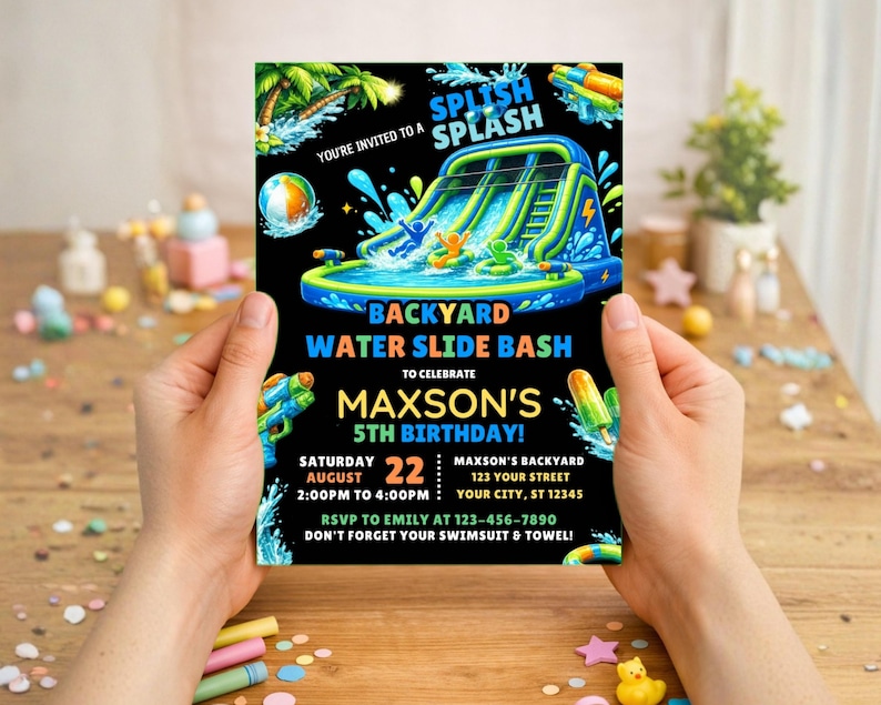 Op de afbeelding: Een zwarte uitnodigingskaart voor een waterslidefeest in de achtertuin. De kaart toont een kleurrijke illustratie van een waterglijbaan, waterpistolen en een strandbal. De tekst luidt "Maxsons 5e verjaardag!" en bevat evenementdetails.