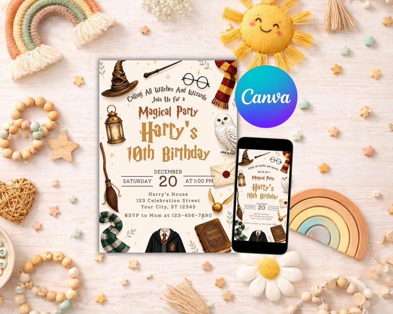 Może przedstawiać: Zaproszenie na imprezę w stylu Harry'ego Pottera z tekstem "Calling All Witches And Wizards Join Us for a Magical Party Harry's 10th Birthday". Zaproszenie zawiera ilustracje kapelusza czarodzieja, okular&oacute;w, r&oacute;żdżki i sowy. Smartfon wyświetla to samo zaproszenie.