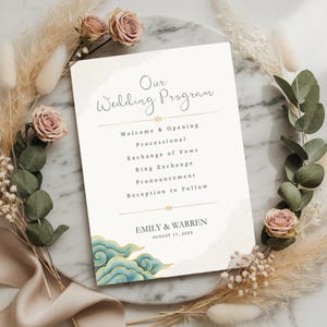 Puede incluir: Un programa de boda con el texto "Our Wedding Program" en escritura elegante. El programa incluye el orden de los eventos, los nombres y la fecha. Diseño decorativo de nubes azules y doradas en la parte inferior. El programa está rodeado de flores y vegetación.