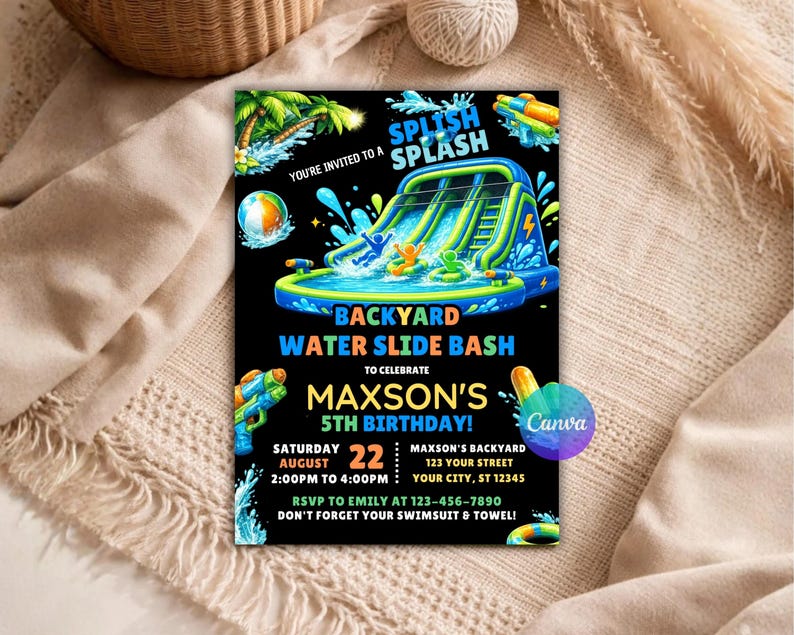 Op de afbeelding: Zwarte uitnodigingskaart voor een waterslidefeest in de achtertuin. De kaart toont een blauwe en groene waterslide-afbeelding met de tekst "SPLISH SPLASH". Het bevat details voor Maxsons 5e verjaardag, inclusief datum, tijd en locatie.