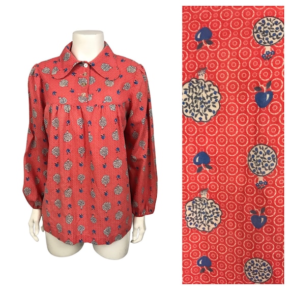 1970s Novelty Print Blouse / 70s Beagle Collar App