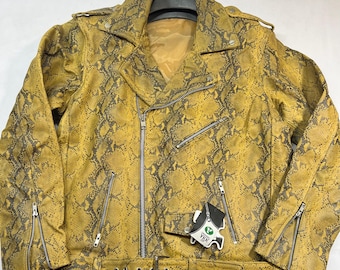 イエロースネークスキンバイカージャケット - ジッパーディテール付きフェイクレザーモトジャケット - 大胆なスネークプリント