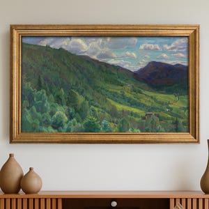 Puede incluir: Una pintura de paisaje en un marco dorado ornamentado. La obra de arte representa una escena de montaña verde con un cielo azul y nubes blancas. El marco es de color dorado cálido. La pintura se exhibe sobre un mueble de madera.