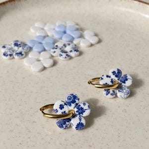 Peut inclure: Une tasse en céramique blanche avec une anse noire et le texte "But First, Coffee" dans un style manuscrit. La tasse est posée sur une surface blanche. La tasse mesure environ 10 cm de haut.