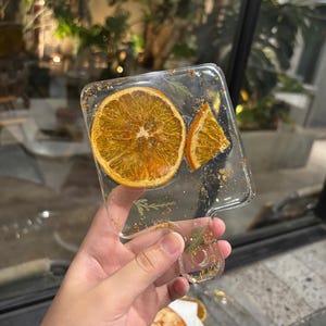 Posavasos de resina hecho a mano con diseño de naranja, decoración con naranja seca prensada, bandeja de resina estética, regalo con temática cítrica, bonita decoración para la cocina y la mesa de centro.
