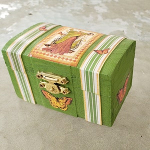 Mini caja de baratijas de mariposas doradas y verdes Debutante Steampunk