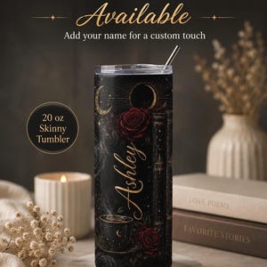 Könnte beinhalten: Ein 20 oz Skinny-Becher mit schwarzem Hintergrund, verziert mit goldenen Himmelsmonden, roten Rosen, gestapelten Büchern und einer Kaffeetasse. Der Name Ashley ist in goldener Schrift gedruckt. Der Text Personalization Available und 20 oz Skinny Tumbler ist sichtbar.
