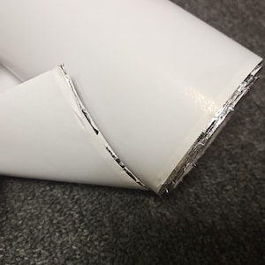 Puede incluir: Un juego de tres tazas de cerámica con un acabado mate moteado. Cada taza presenta un color diferente: azul claro, crema y gris. Las tazas tienen un diseño simple y moderno y un asa cómoda.