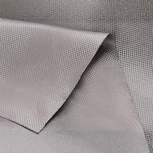 Puede incluir: Una taza de cerámica blanca con un asa negra y el texto "But First, Coffee" en negro, en negrita. La taza está sobre una superficie de madera.