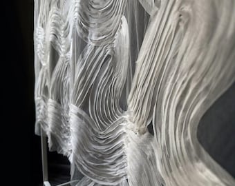 Tela de tul con rayas onduladas bordadas, malla elástica transparente color marfil cortada a medida.