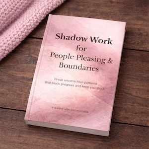 Puede incluir: Un libro titulado "Shadow Work for People Pleasing & Boundaries" con una cubierta rosa y blanca. El texto de la portada dice "Break unconscious patterns that block progress and keep you stuck" y "A guided reflection workbook."