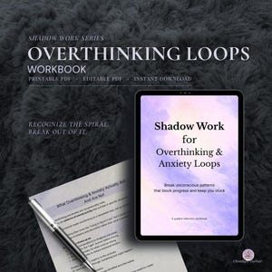 以下が含まれることがあります： シャドウワークシリーズの「Overthinking Loops」というタイトルのデジタルワークブック。タブレットのワークブックの表紙には「Shadow Work for Overthinking & Anxiety Loops」と書かれています。ペンとテキストが書かれた紙も表示されています。