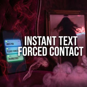 Może przedstawiać: Smartfon wyświetla wiadomości tekstowe z frazami "I MISS YOU", "PLEASE COME B" i "I'M OBSESSED". Słowa "INSTANT TEXT FORCED CONTACT" są napisane na biało. Tło jest ciemne, z czerwonym i różowym dymem.