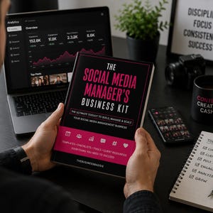 Może przedstawiać: Czarna książka zatytułowana The Social Media Manager's Business Kit z różowym tekstem i ikonami. Okładka zawiera podtytuł The Ultimate Toolkit to Build, Manage & Scale Your Social Media Management Business oraz wymienia szablony, listy kontrolne, narzędzia i zasoby dla klientów.