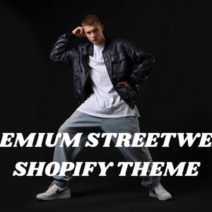 Peut inclure: Une personne portant une veste en cuir noire, un t-shirt blanc et un jean bleu clair, posant sur un fond noir. Le texte "PREMIUM STREETWEAR SHOPIFY THEME" est affiché en blanc.