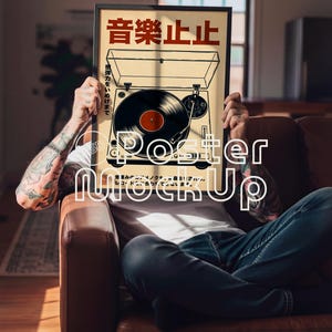 以下が含まれることがあります： ヴィンテージのターンテーブルのイラストと日本語のテキストが描かれた額入りのポスター。ポスターはベージュの背景に黒と赤のアクセントがあります。「Poster MockUp」の文字が画像に重ねられています。