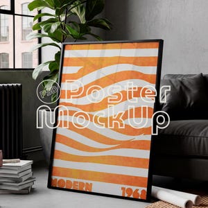 Op de afbeelding: Een ingelijste poster met een abstract ontwerp van oranje en witte horizontale strepen. De poster toont de woorden "Poster Mockup", "Modern" en "1968". De poster leunt tegen een muur.
