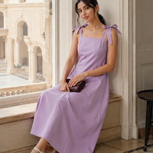 Abito midi lilla con laccetti sulle spalle, elegante scollo quadrato, silhouette a trapezio, perfetto per le vacanze.