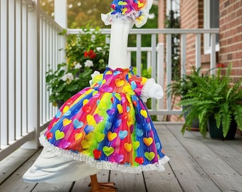 Kleurrijke gansoutfit met hartveranda | Regenboog Valentine Goose-jurk | Seizoensgebonden verandadecor