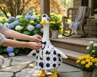 Conjunto de disfraz estilo entrenador de fútbol para ganso de porche de 23 pulgadas, estampado de pelota en blanco y negro.