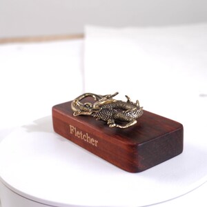 Vintage messing drakenbeeldje, handgemaakt Chinees mythisch drakenornament, uniek jaar van de draak cadeau voor hem, gotisch bureauaccessoire afbeelding 9