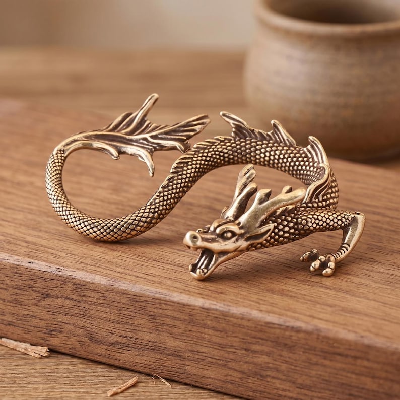 Vintage messing drakenbeeldje, handgemaakt Chinees mythisch drakenornament, uniek jaar van de draak cadeau voor hem, gotisch bureauaccessoire afbeelding 4