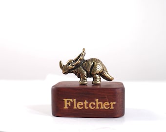 Figurine tricératops en laiton | Statue de dinosaure en laiton massif | Décoration d'étagère de bureau fabriquée à la main, cadeau de collection