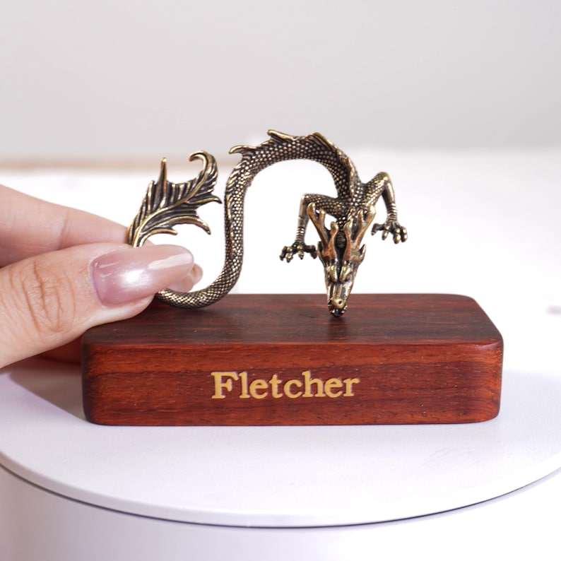Vintage messing drakenbeeldje, handgemaakt Chinees mythisch drakenornament, uniek jaar van de draak cadeau voor hem, gotisch bureauaccessoire afbeelding 11