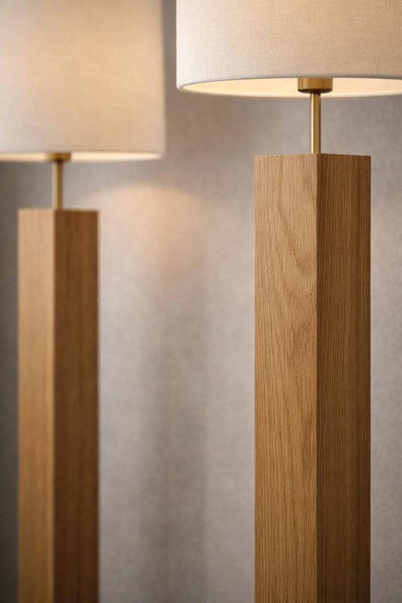 Minimalistisk golvlampa i ek | Smal stående lampa i massivt trä | Handgjord hållbar belysning bild 2
