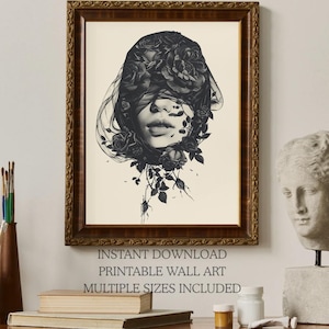 Op de afbeelding: Een ingelijste muurkunstprint met een zwart-witillustratie van een gezicht dat gedeeltelijk wordt bedekt door een sluier van rozen en bladeren. Het kunstwerk zit in een donkerbruine, versierde houten lijst. De tekst INSTANT DOWNLOAD PRINTABLE WALL ART MULTIPLE SIZES INCLUDED staat onder de lijst.