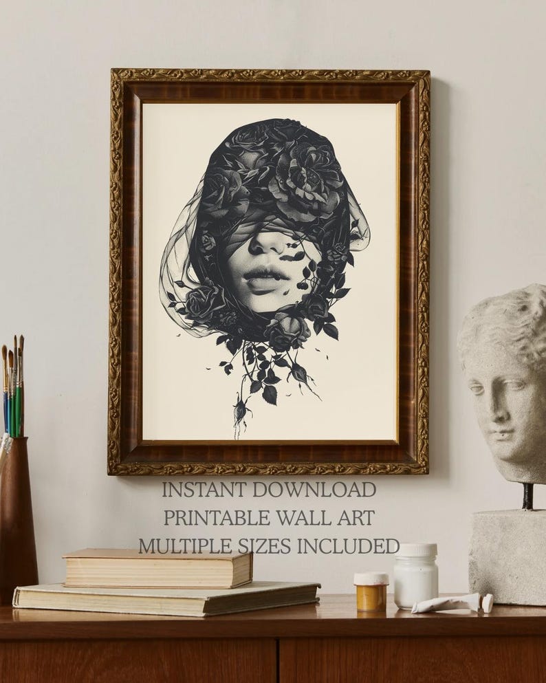 Op de afbeelding: Een ingelijste muurkunstprint met een zwart-witillustratie van een gezicht dat gedeeltelijk wordt bedekt door een sluier van rozen en bladeren. Het kunstwerk zit in een donkerbruine, versierde houten lijst. De tekst INSTANT DOWNLOAD PRINTABLE WALL ART MULTIPLE SIZES INCLUDED staat onder de lijst.