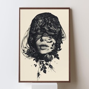 Op de afbeelding: Een ingelijste kunstdruk met een zwart-witillustratie van een gezicht dat gedeeltelijk wordt bedekt door een donkere, transparante sluier en talloze rozen. Het kunstwerk is uitgevoerd in hoog contrast met gedetailleerde bloemenelementen.