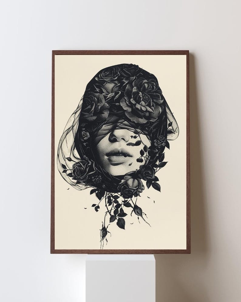 Op de afbeelding: Een ingelijste kunstdruk met een zwart-witillustratie van een gezicht dat gedeeltelijk wordt bedekt door een donkere, transparante sluier en talloze rozen. Het kunstwerk is uitgevoerd in hoog contrast met gedetailleerde bloemenelementen.