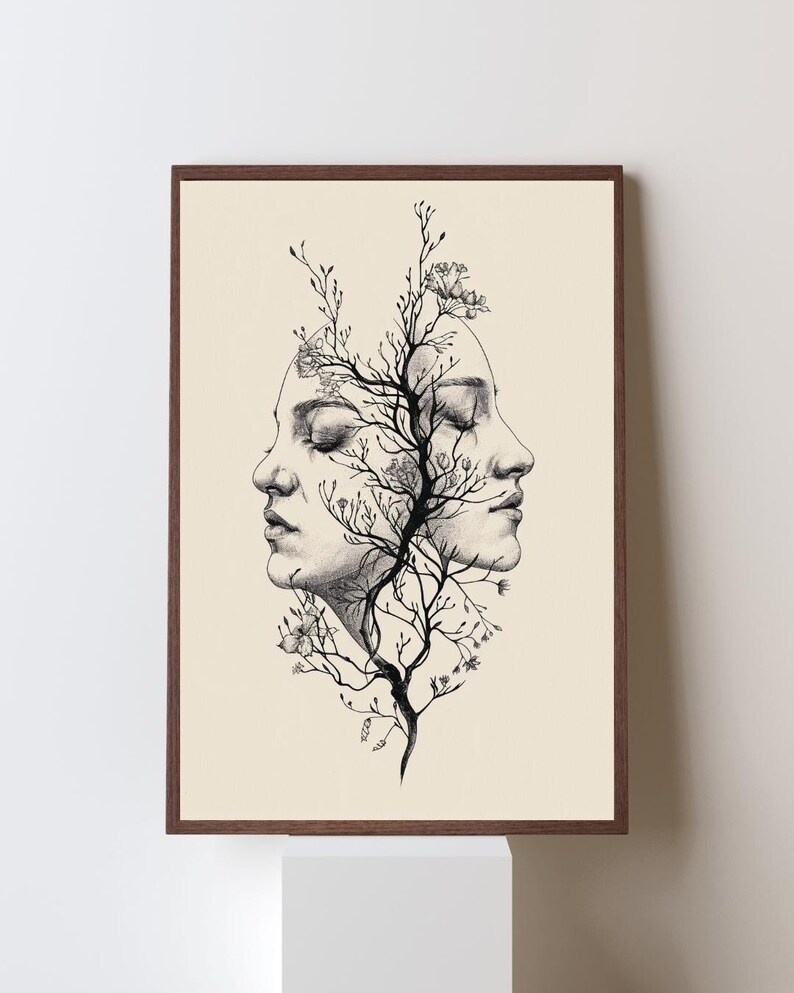 以下が含まれることがあります： クリーム色の背景に黒いインクで描かれたイラストの額入りアートプリント。互いに背を向けた2人の横顔が描かれており、その中央には小さな花々で飾られた木の枝の構造が伸びている様子が表現されています。