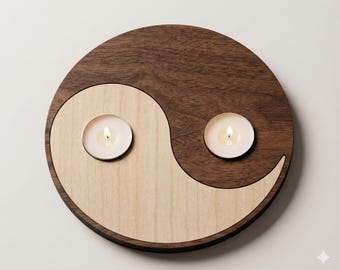 Peut inclure: Un bougeoir en bois Yin Yang avec deux bougies chauffe-plat allumées. Le support est fait de deux types de bois, un brun foncé et un beige clair. Les bougies sont dans de petits supports métalliques.