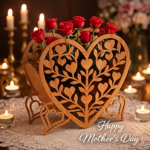 Könnte beinhalten: Eine herzförmige Holzvase mit einem dekorativen Baum- und Herzdesign, gefüllt mit roten Rosen. Die Vase steht auf einer Spitzendecke, umgeben von brennenden Kerzen. Der Text "Happy Mother's Day" ist zu sehen.