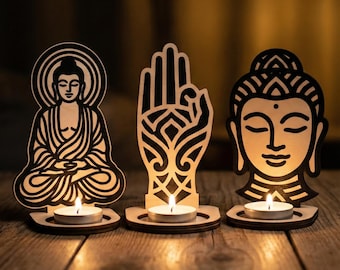 Peut inclure: Trois bougeoirs en bois représentant Bouddha, avec des motifs découpés complexes. L'ensemble comprend un Bouddha assis, un geste de la main et une tête de Bouddha. Chacun contient une bougie chauffe-plat allumée, créant une lueur chaleureuse.