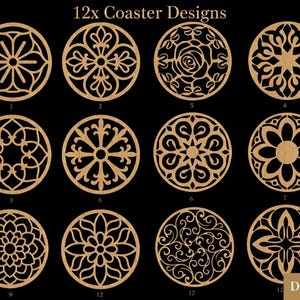 Op de afbeelding: Twaalf houten onderzetterontwerpen met ingewikkelde patronen, waaronder bloemen, geometrische en abstracte vormen. De onderzetters zijn cirkelvormig en hebben lasergesneden details. De tekst "12x Coaster Designs" staat bovenaan. De afbeelding is een digitaal bestand.