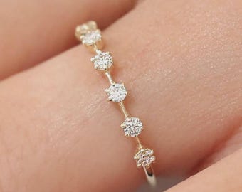 Anillo de boda/aniversario con siete diamantes redondos cultivados en laboratorio.