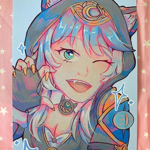 Puede incluir: Ilustración colorida de un personaje con rasgos felinos, vistiendo un atuendo con capucha y detalles dorados. El personaje tiene cabello azul y rosa, guiñando un ojo con una expresión juguetona. La obra de arte está sobre un fondo azul claro.