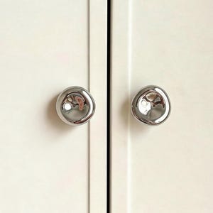 Elegante, moderne Metallgriffe, Schubladengriffe poliert