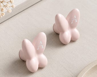 Puxador de gaveta em cerâmica colorida, em formato de borboleta, ideal para quarto infantil.