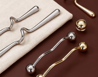 Strakke kledingkastgreep, zilverkleurig gegolfd handvat, kasttrekknoppen